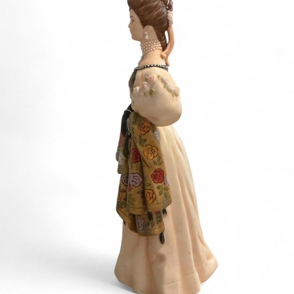 Vintage Avon Mrs Albee Award 2000 Figurine Woman Cream Floral Victorian Style - Picture 5 of 8